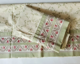 LAURA ASHLEY - Parure de taies d'oreiller, très grand lit (2) / Nuances de vert et de rose sur crème / Vigne de roses roses / vintage 1999 / Tout en coton / Non utilisé