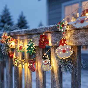 Pode incluir: Um fio de luzes LED de Natal com várias formas festivas, incluindo um rosto de Pai Natal, uma luva vermelha, uma árvore de Natal verde, um boneco de neve, uma meia, uma rena e um bastão de rebuçado, que emitem um brilho amarelo quente.