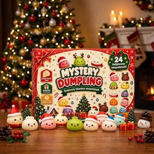Może przedstawiać: Prostokątne pudełko kalendarza adwentowego Mystery Dumpling z kolorowymi postaciami pierożków, choinkami i napisem Mystery Dumpling. Przed pudełkiem znajduje się kilka małych, okrągłych, miękkich zabawek w kształcie pierożków w czapkach Mikołaja.