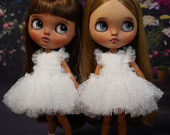 Abito in tulle bianco per Blythe con piccoli pois.