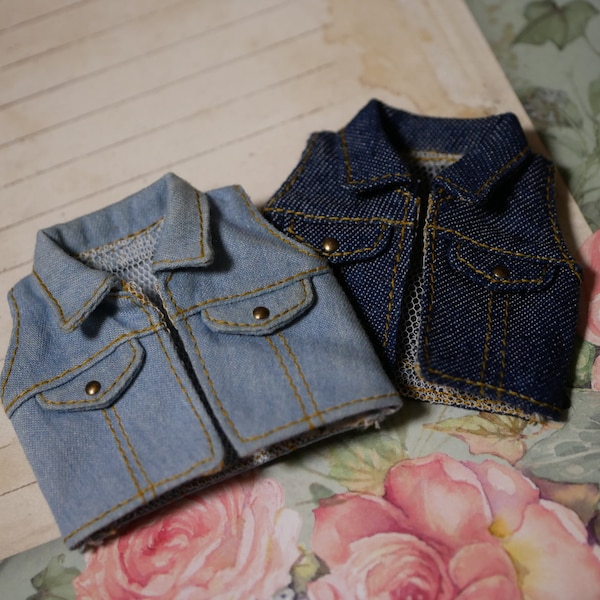 Veste en jean sans manches pour poupée Blythe.