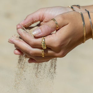 Gouden kettingring, gouden vermeilring, gouden stoeprand, gouden bandring