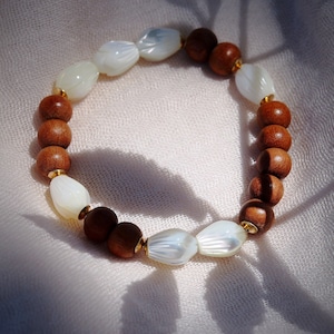 Dehnbares Pikake Sandelholz Armband - Ho&#39;olana