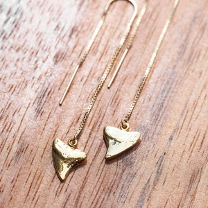 Mano Petite threader earrings Gold Ear Thread Earrings, Ear Threader Earrings, Shark Tooth Earrings, Gold Earrings, Gold Dangle Earrings image 7
