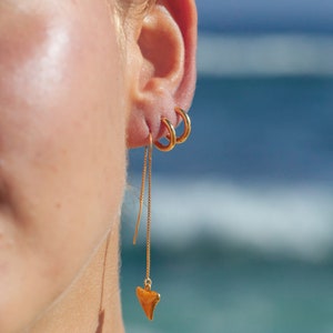 Mano Petite threader earrings Gold Ear Thread Earrings, Ear Threader Earrings, Shark Tooth Earrings, Gold Earrings, Gold Dangle Earrings image 5