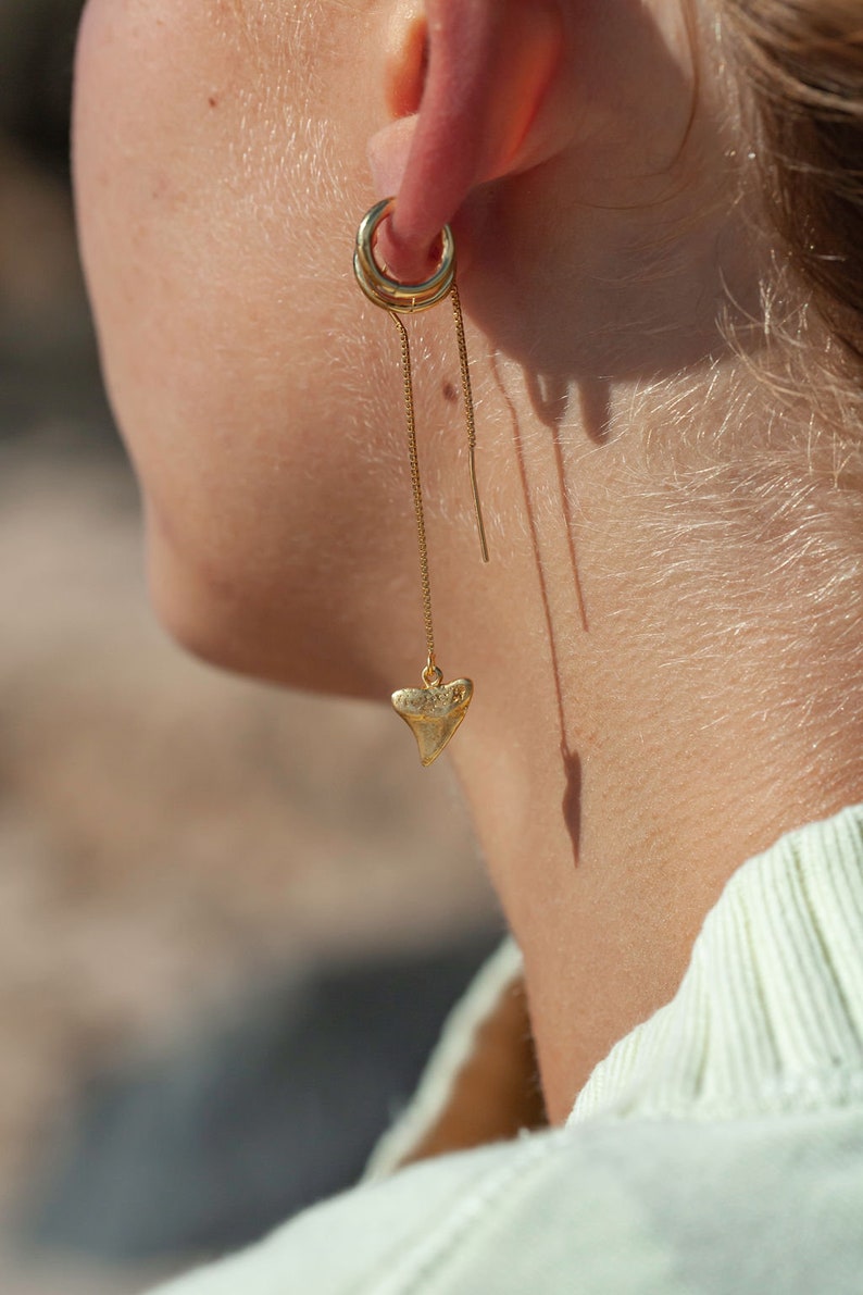 Mano Petite threader earrings Gold Ear Thread Earrings, Ear Threader Earrings, Shark Tooth Earrings, Gold Earrings, Gold Dangle Earrings image 8