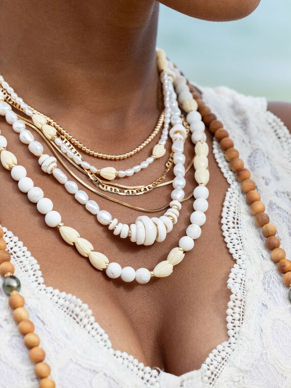 Collana di perle di perle di conchiglia d'oro Puka, collana di perle e oro, collana  di perle bianche, collana di conchiglie, collana piena d'oro, regalo Lei  Hawaii -  Italia