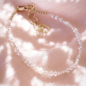 Dainty Organic White Pearl Bracelet, Pearl Bead Bracelet, Delicate Bracelet