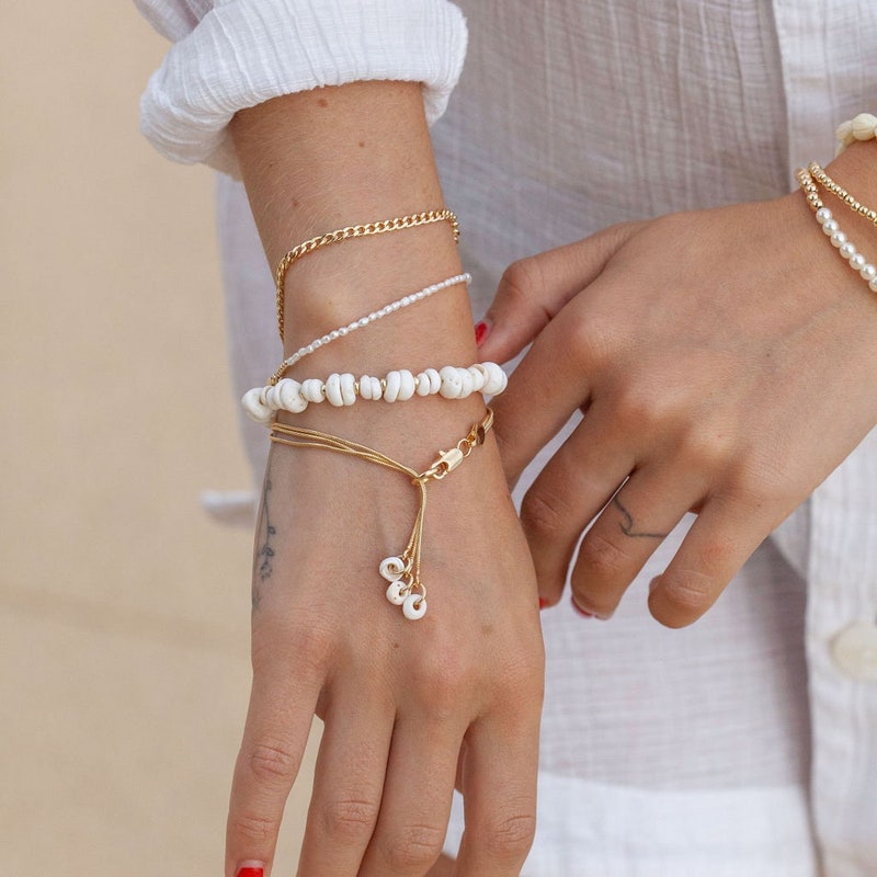 SHELL SEARCH BRACELET, GOLD METALLIC
