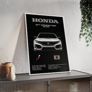 Può includere: Un poster nero con un'illustrazione bianca di un'auto Honda Civic di 10ª generazione, il testo HONDA 10TH GENERATION CIVIC, una mappa del Giappone, la bandiera giapponese e specifiche tecniche tra cui motore 1.5L VTEC Turbo e 240 Nm.