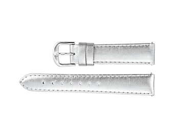 Peut inclure: Un bracelet de montre argenté métallisé avec une finition lisse, des coutures ton sur ton sur les bords et une boucle en métal argenté poli. Le bracelet se compose de deux parties, avec une extrémité à boucle dotée de deux passants et l'autre extrémité présentant six trous de réglage circulaires.