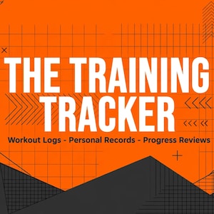 Op de afbeelding: Een fel oranje grafisch ontwerp met de dikgedrukte witte tekst THE TRAINING TRACKER. Onder de hoofdtitel staat in kleinere zwarte letters Workout Logs - Personal Records - Progress Reviews. De achtergrond bevat zwarte rasterlijnen en geometrische vormen.