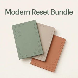 Può includere: Un set di tre quaderni rettangolari nei colori verde salvia, beige e arancione terracotta, ciascuno con bordi a linee sottili e motivi a punti negli angoli. Il testo Modern Reset Bundle è visualizzato in verde scuro sopra i quaderni.