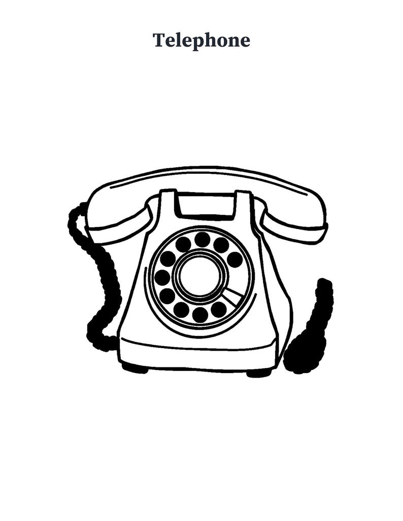 Puede incluir: Un dibujo de l&iacute;neas en blanco y negro de un tel&eacute;fono de disco con un auricular apoyado en la base. La palabra Telephone est&aacute; impresa en texto negro sobre la ilustraci&oacute;n. El dise&ntilde;o presenta un disco circular con diez orificios.
