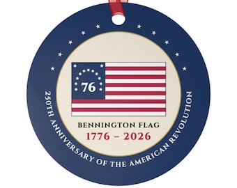 Könnte beinhalten: Ein runder blauer Anhänger mit rotem Band, der die Bennington-Flagge, die Zahl 76 und den Text 250TH ANNIVERSARY OF THE AMERICAN REVOLUTION 1776 - 2026 zeigt. Das Design enthält einen Kreis aus weißen Sternen auf einem dunkelblauen Rand.