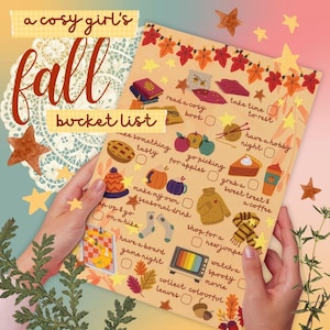 Puede incluir: Una lista de deseos de otoño en papel beige titulada a cosy girl's fall bucket list, con ilustraciones de hojas, libros, manzanas, pasteles, café, jerséis y juegos de mesa con casillas para marcar las actividades de la temporada.