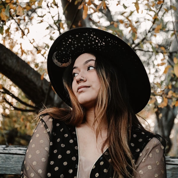 Sombrero Fedora de ala ancha con luna plateada y estrellas: Sombrero de bruja gótica