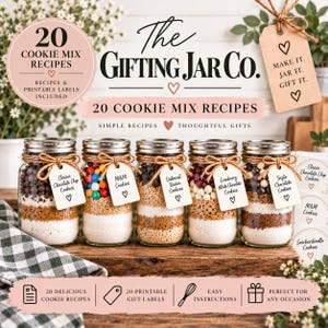 Könnte beinhalten: Fünf Einmachgläser aus Glas, gefüllt mit geschichteten trockenen Backzutaten, jeweils mit Bindfaden und einem weißen Etikett mit Keksbezeichnungen versehen. Der Text lautet The Gifting Jar Co., 20 Cookie Mix Recipes und Make It. Jar It. Gift It.