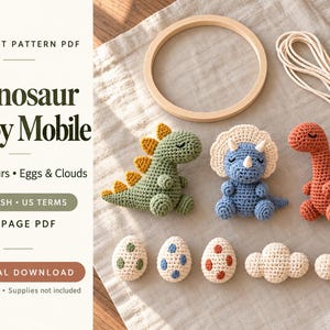 Puede incluir: Un patrón de ganchillo en PDF para un móvil de bebé de dinosaurios con tres dinosaurios, huevos y nubes. La imagen muestra un dinosaurio verde, azul y naranja, tres huevos moteados, dos nubes, un aro de madera y cuerda blanca.
