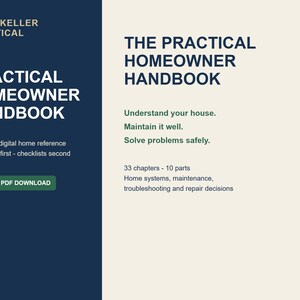 Op de afbeelding: Een digitaal boek getiteld The Practical Homeowner Handbook door Adam Keller. De omslag heeft een donkerblauw linkerpaneel en een crèmekleurig rechterpaneel met tekst over 368 pagina's, 33 hoofdstukken, 10 delen en onderhoud van het huis.