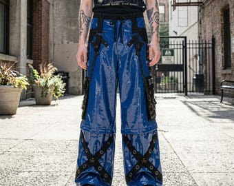 Koningsblauwe punk cargo broek | Glanzende cargo broek met wijde pijpen | Utility streetwear broek met kettingbandjes | Alternatieve concert- en festivaloutfit