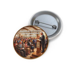 Könnte beinhalten: Ein runder Ansteckbutton mit einer farbigen Illustration einer Gruppe von Menschen, die in einem Raum sitzen und einem Redner an einem Podium zuhören. Der Text "Reunión de los ancianos con los precursores y misioneros" steht oben im Bild.
