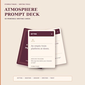 Può includere: Un set di carte per la scrittura Atmosphere Prompt Deck nei colori bordeaux scuro e crema. La carta in primo piano riporta il testo Setting, un'icona a triangolo e il prompt An empty train platform at dawn, con la domanda Who was here before your character arrived?