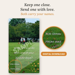 以下が含まれることがあります： デジタルダウンロードグラフィック。テキスト：Keep one close. Send one with love. Both carry your names. What will you do with one of your 30,000 days? 画像には、FOR: EMMA FROM: JAKEと書かれた円形のインサートが含まれています。