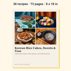 Op de afbeelding: Een kookboek getiteld Korean Rice Cakes, Sweets & Teas: A Home Cook's Guide to Tteok, Hangwa, and Traditional Drinks door Made in Oppa Kitchen. De cover bevat vier voedselfoto's, 30 recepten, 73 pagina's en afmetingen van 20,32 x 25,4 cm.