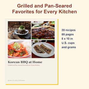 Puede incluir: Un libro de cocina titulado Korean BBQ at Home con el subtítulo Grilled and Pan-Seared Favorites for Every Kitchen. La portada muestra cuatro fotos de comida, 28 recetas, 88 páginas, 20,32 x 25,4 cm y medidas en tazas y gramos.