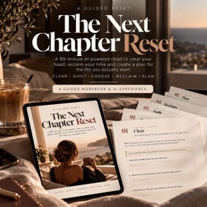 Könnte beinhalten: Ein digitales Tablet mit dem Arbeitsbuch The Next Chapter Reset und einem 90-minütigen KI-gestützten Reset-Leitfaden. Daneben liegen ausgedruckte Seiten mit den Bezeichnungen 01 Clear, 02, 03 Audit, 04 Reclaim und 05 Plan. Text ist enthalten.