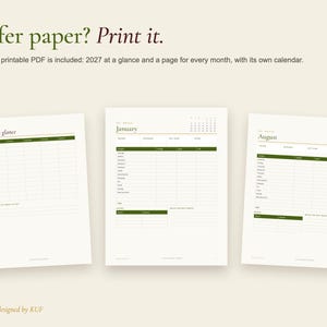 Op de afbeelding: Een 16-pagina tellende printbare PDF-planner met een overzicht voor 2027 en individuele maandkalenderpagina's. De documenten tonen donkergroene koppen, georganiseerde tabellen voor bijhouding en de tekst 2027 at a glance, January en August.