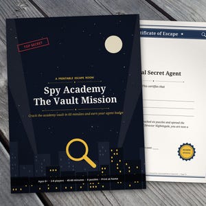 Peut inclure: Un jeu d'évasion imprimable intitulé Spy Academy The Vault Mission avec une couverture bleu foncé ornée d'une loupe jaune, d'une silhouette urbaine et de la lune. À côté se trouve un certificat d'évasion crème pour agent secret.