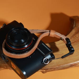 Cinturino da polso per fotocamera in pelle conciata al vegetale, cordino cucito a mano con colori vivaci per fotocamere Leica M e Fuji, ideale per viaggi e fotografia di strada.