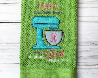 Può includere: Asciugamano da cucina verde con un design ricamato di un'impastatrice e il testo "Taste and see that the Lord is good Psalm 34:8"