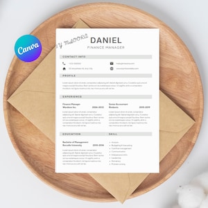 Könnte beinhalten: Eine weiße Lebenslaufvorlage auf Papier gedruckt, mit dem Namen DANIEL und dem Titel FINANCE MANAGER oben, gefolgt von Abschnitten für Kontaktinformationen, Profil, Erfahrung, Ausbildung und Fähigkeiten mit Platzhaltertext in Schwarz.