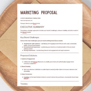 Könnte beinhalten: Ein weißes Dokument mit dem Titel Marketing Proposal von Lerato Mokdena Consulting, das eine Zusammenfassung, wichtige Markenherausforderungen und Lösungsvorschläge für eine Second-Hand-Modemarke enthält, auf einem beigen Umschlag.