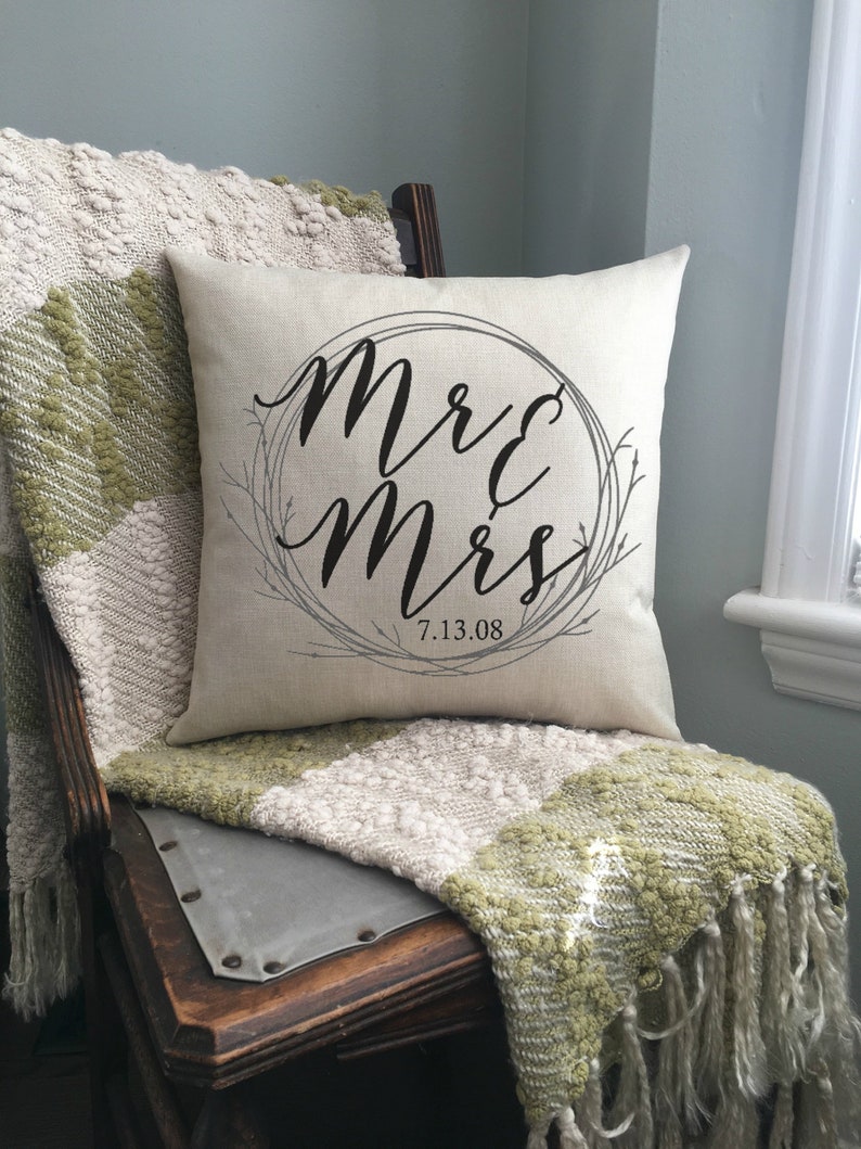 Mr and Mrs Pillow / Wedding Gift / Linen Pillow / Customized Etsy