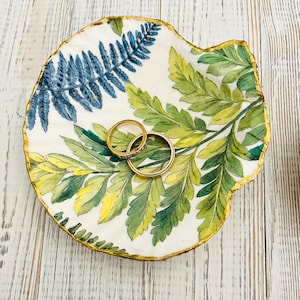 Trinket Dish, Jewlery dish,shell dish, scalloped shell decoupage trinket dish Jewlery dish Ring dish,Trinket jewlery dish.