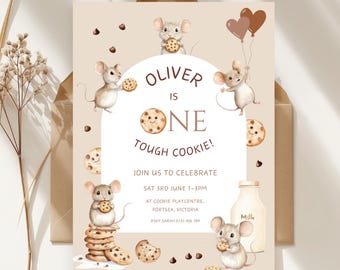 Può includere: Un invito beige con un bordo marrone. La carta presenta un'illustrazione di un topo dei cartoni animati che tiene un biscotto. Il testo sulla carta recita "Oliver is One Tough Cookie!" e include i dettagli per una festa di compleanno.
