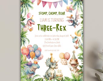 Puede incluir: Una colorida invitación con temática de dinosaurios. El texto dice "STOMP, CHOMP, ROAR, LIAM IS TURNING THREE-REX". La invitación incluye ilustraciones de varios dinosaurios, globos y decoraciones de fiesta. También se incluye la fecha y hora de la fiesta.