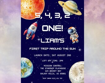Könnte beinhalten: Eine marineblaue Einladung mit Weltraumthema. Sie zeigt Planeten, eine Rakete und einen Astronauten. Der Text enthält "5, 4, 3, 2 ONE! LIAM'S FIRST TRIP AROUND THE SUN" und Veranstaltungsdetails.