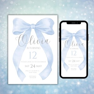 Può includere: Un invito di compleanno ad acquerello azzurro con un design a fiocco. L'invito recita "Olivia compie 12 anni" e include i dettagli dell'evento. Uno smartphone mostra lo stesso invito.