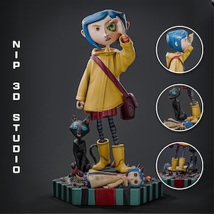 Może przedstawiać: Figurka Coraline z niebieskimi włosami w żółtym płaszczu przeciwdeszczowym, trzymająca zielony guzik nad jednym okiem. Czarny kot stoi obok postaci na pasiastej podstawie, a na ziemi leży mniejsza lalka. Tekst głosi NIP 3D STUDIO.