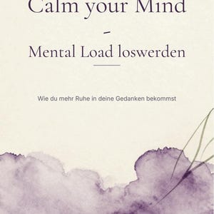 Puede incluir: Una tarjeta rectangular con fondo crema que presenta texto en color morado oscuro que dice Calm your Mind, Mental Load loswerden y Wie du mehr Ruhe in deine Gedanken bekommst. Una mancha de acuarela morada se sitúa abajo con líneas finas.