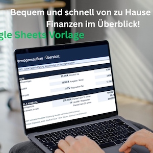 Könnte beinhalten: Ein Laptop-Bildschirm zeigt eine Finanz-Tabellenvorlage mit dem Text 'Bequem und schnell von zu Hause deine Finanzen im Überblick!' und 'Google Sheets Vorlage'. Die Tabelle enthält Spalten mit numerischen Daten, Währungssymbolen und deutschen Überschriften.