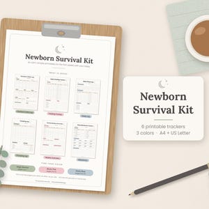 Op de afbeelding: Een printbare Newborn Survival Kit op een houten klembord, met zes trackers voor voeding, slaap en kolven. Het document toont de titel, een maanicoon en kleuropties in salie, blush en blauw voor A4- en US Letter-formaten.