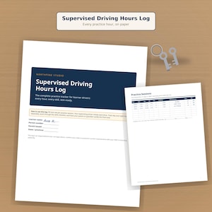 Könnte beinhalten: Ein Supervised Driving Hours Log Dokument mit dunkelblauem Kopfbereich, weißem Papier und Textfeldern für den Namen des Fahrschülers und Angaben zum Führerschein. Eine zweite Seite zeigt eine Tabelle für Übungsstunden. Zwei kleine silberne Schlüssel.