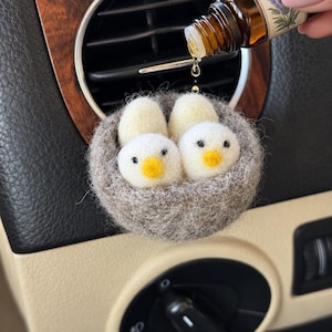 Deodorante per auto a forma di gallina in feltro di lana fatto a mano, accessorio pasquale per auto (diffusore di oli essenziali)