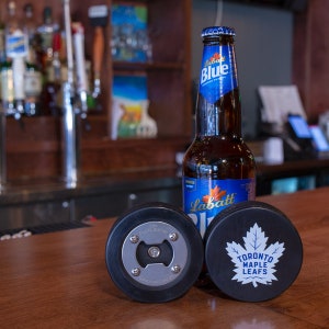 Ahornblätter Flaschenöffner, Toronto Maple Leafs Puck, Sportschulgeschenke für Jungen, Hockey-Bieröffner, Magnet Flaschenöffner, Hockey NHL Barware